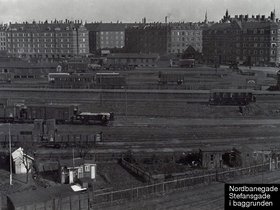 Jernbaneterrænet ved den gamle Nørrebro Station. Husene i baggrunden ligger i Stefansgade.jpg